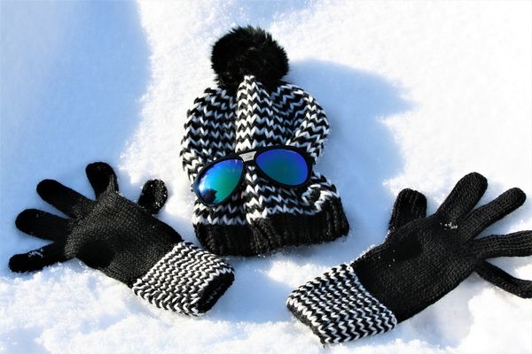Twoje zimowe niezbędniki: stylowe i ciepłe dodatki